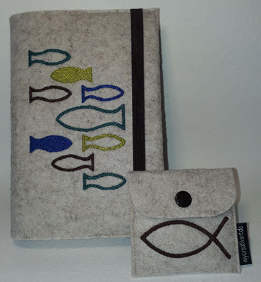 Stickmotiv Fische in petrol-grün-blau-braun auf Filz in kamelhaar, Gummi braun mit Rosenkranztäschchen Fisch (Stickdatei von Taera_DIY) 