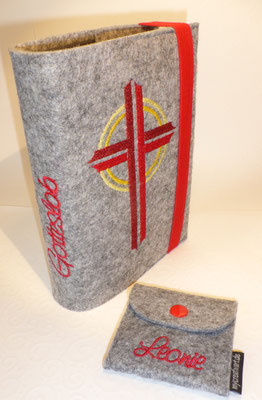 Stickmotiv Kreuz in rot-gelb mit Gummi in rot auf Filz in hellgrau-meliert und passendem Rosenkranztäschchen, Schriftart Saginaw