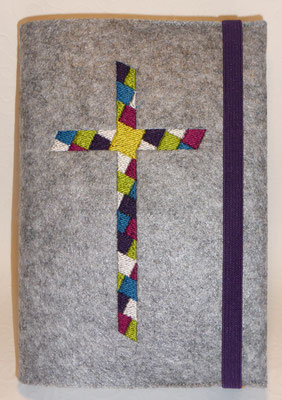 Stickmotiv Mosaik-Kreuz in lila-türkis-pink-grün mit Gummi in lila auf Filz in grau-meliert