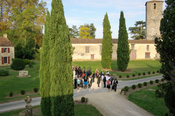 Arrivée d'un mariage par la Grande Entrée du Château de Poudenas