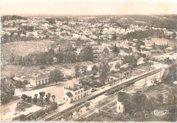 Vue d'avion de la gare de Montendre. On distingue le bourg au loin.  