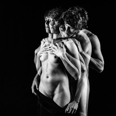 Nudo artistico di coppia di Andrea e Sara, fotografia fine art di Alessandro Tintori incentrata sulla narrazione del distacco