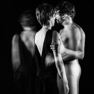 Nudo artistico di coppia di Andrea e Sara, fotografia fine art di Alessandro Tintori incentrata sulla narrazione del distacco