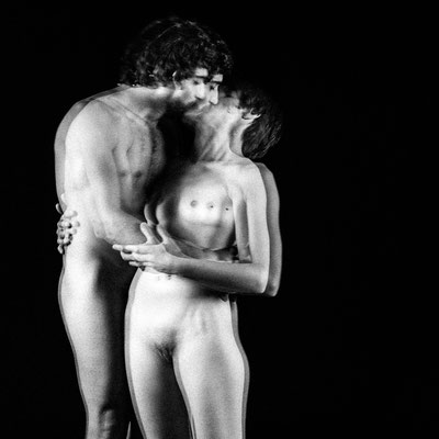 Nudo artistico di coppia di Andrea e Sara, fotografia fine art di Alessandro Tintori incentrata sulla narrazione del distacco