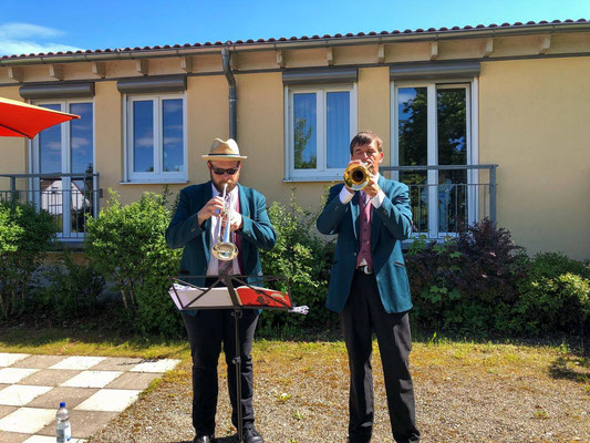 2 unserer Trompeter beim einstündigen Ständchen spielen vor dem Pflegewohnheim in Rosenfeld.   19.05.2020