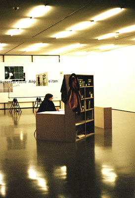 Ausstellungsansicht, "Arbeitsplatz" und "Regal gefüllt mit Brett", Akademie [Arbeitstitel], Kunsthalle Düsseldorf, (Foto: Bastian Buddenbrock)