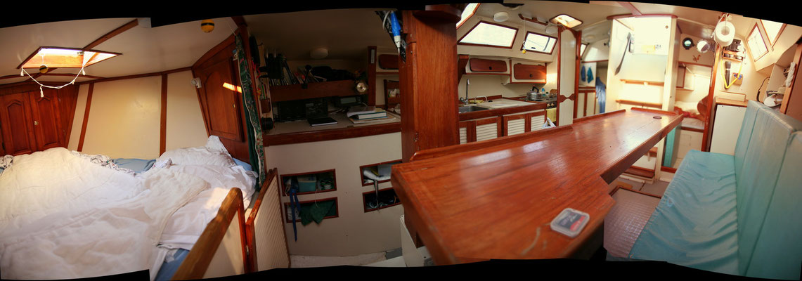 (2009) Photo panoramique prise de la banquette bâbord; Info ; La déformation de la table est une aberration liée à la photo panoramique
