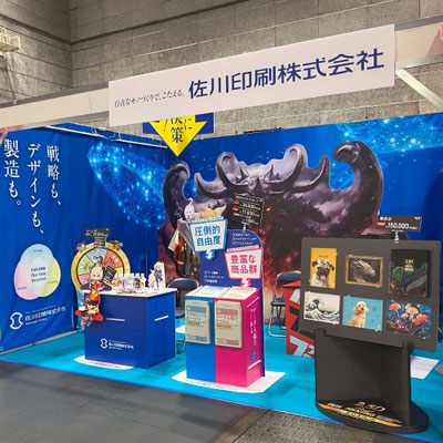 広大な宇宙のイメージを背景に。