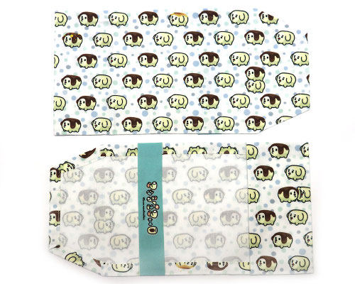 「キャラクター」を繰り返しの柄にデザイン。内側の帯に名前を入れている。