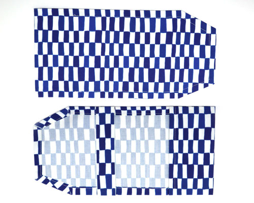 全体が繰り返しの柄で、上下左右を意識しないデザイン。柔らかい線と、色をわずかに替え、単調ではない。