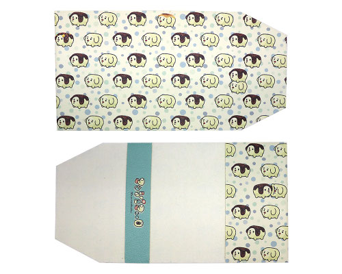 「キャラクター」を繰り返しの柄にデザイン。内側の帯に名前を入れている。