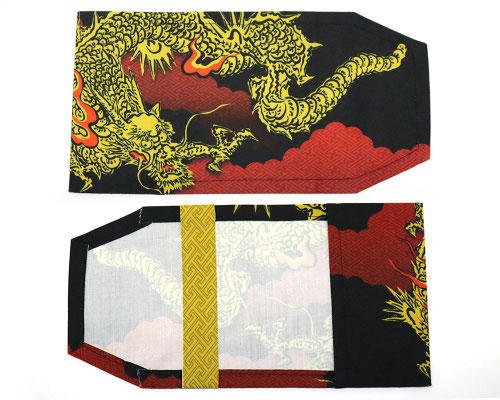 龍の顔が表紙に来るようデザイン。表と帯の柄を合わせてあるので、統一感がある。