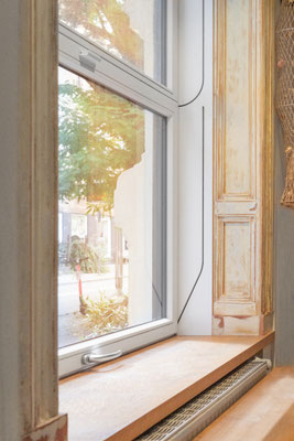 Hochwertiges Vertikalschiebefenster von Sorpetaler weiße Farbe