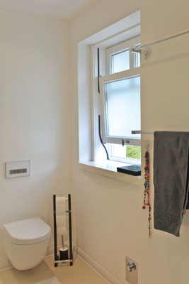 Hochwertiges Vertikalschiebefenster von Sorpetaler Toilette