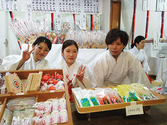 大晦日、彌高神社にて巫女としてお守り授与