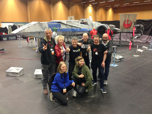 Gruppenbild mit X-Wing-Fighter: Milan A. Ilic, Conny Wolf, Sami Al-Deek, Helmut »Dino« Breneis, Lee Townsend, Andrea Freccero, Andrea Hörndler und Missfelidae