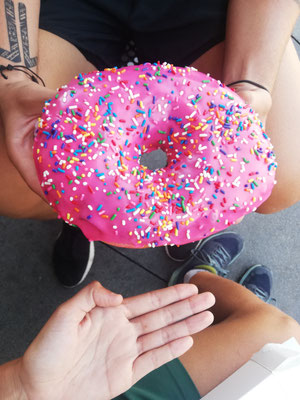 Donut géant (par rapport à la main de Charlotte) 
