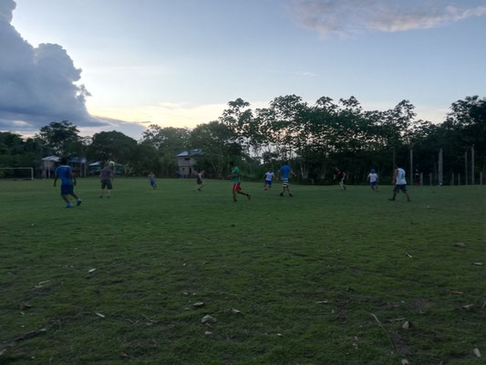 Match de foot Gringos contre Péruviens