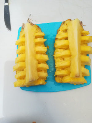 Lou devenu professionnel pour couper les Ananas