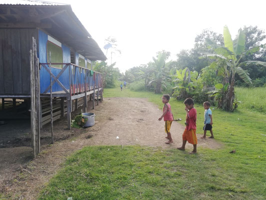Les enfants du village