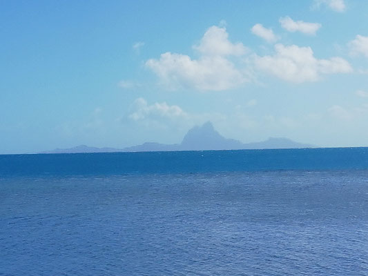 Vue sur bora bora depuis le lagon de Tahaa