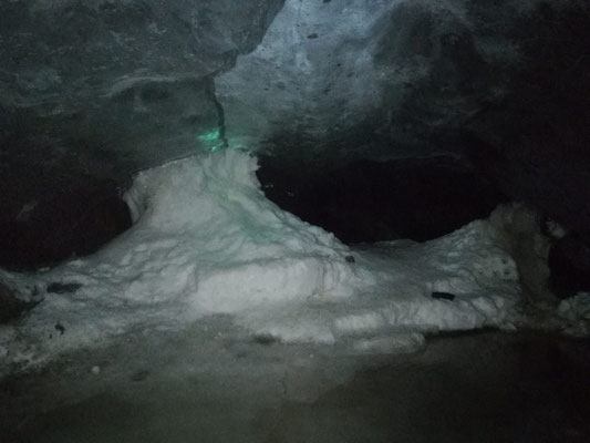 Spéléologie dans les cavernes du glacier 