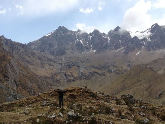 Lou au milieu des montagnes 