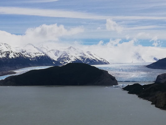 Au loin, le glacier Grey