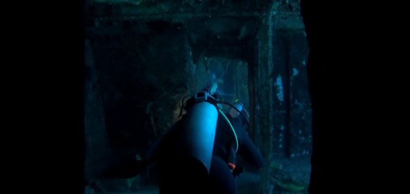 À l'intérieur de l'épave dans un couloir sombre