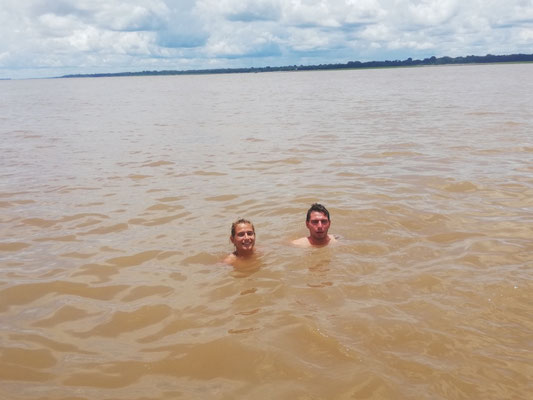 Baignade dans l'amazone