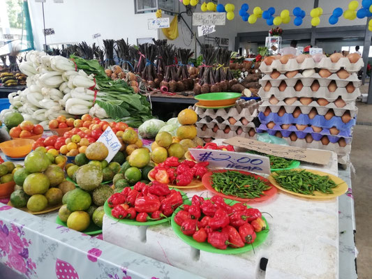 Marché de Nadi (les fruits devant) et le casava derrière