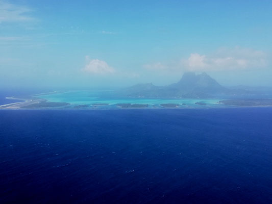 Vue sur Bora bora depuis l'avion