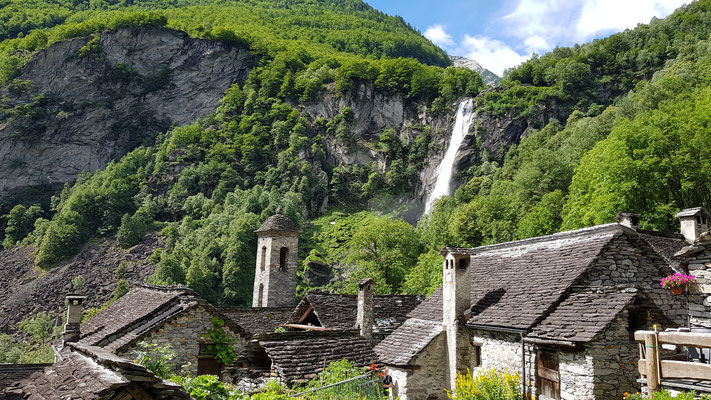 Eindrücklich der 108m hohe Wasserfall von Forolgio