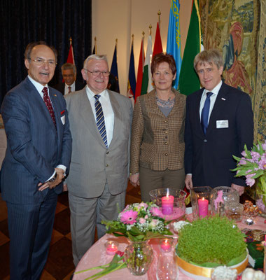 Obligatorisches Gruppenfoto am Haft Sin, einem festen Bestandteil des Nowruz-Festes, mit Honorarkonsul Kourosh Pourkian, Honorarkonsulat der Republik Tadschikistan; Hubert Salzborn, Vorsitzender des Wirtschaftsausschusses des Stadtrats von Magdeburg (v.l)