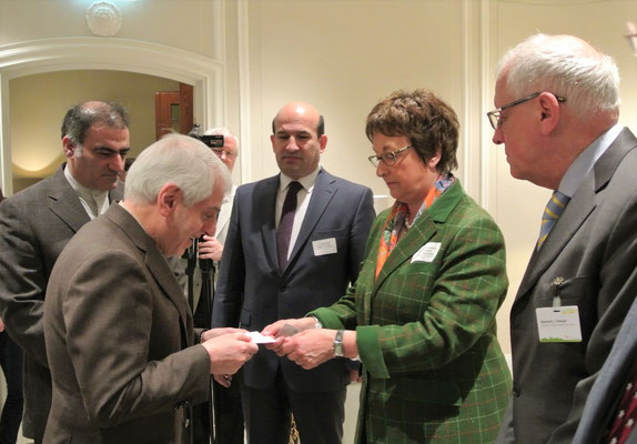 Nowruz-Networking: der iranische Botschafter Ali Majedi und Brigitte Zypries, Parlamentarische Staatssekretärin im Bundesministerium für Wirtschaft und Energie