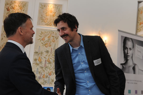 Johannes Edelhoff (l.), Journalist beim Norddeutschen Rundfunk (NDR), im Gespräch mit Christoph Schneider (r.), Geschäftsführer der Limmatkontor GmbH in der Schweiz.