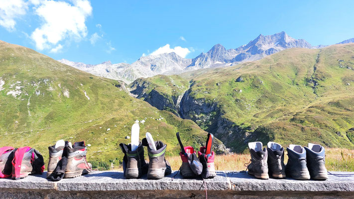 viele Wanderschuhe auf dem Mürli