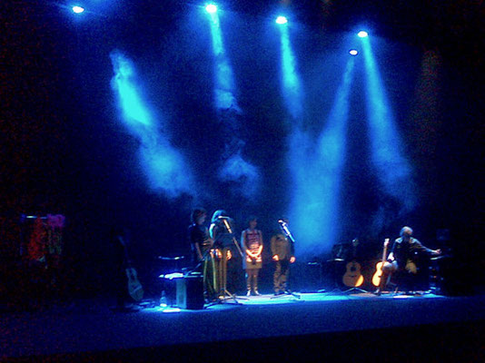 The warmest place. The end of the show Julio García (guitarra), Marisa, Rubén,  Ana, Carmen y Mark (voces)