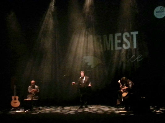The warmest place. Julio García (guitarra), Rubén Melogno (voz) e Isidro Solera (kalimba)