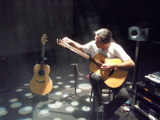 Julio García afinando la guitarra, prueba de sonido y luces. Presentación de The warmest place, Teatro MIRA de Pozuelo. 