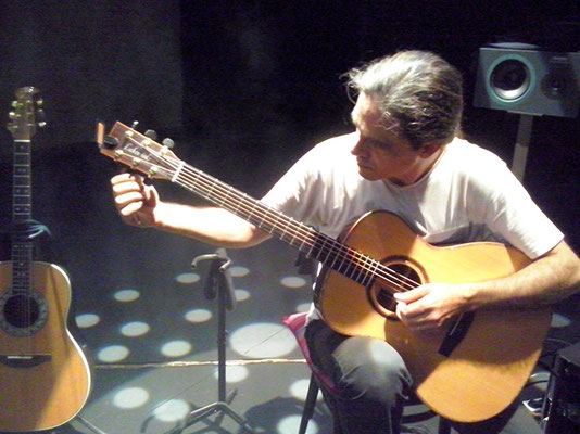 Julio García afinando la guitarra, prueba de sonido y luces. Presentación de The warmest place, Teatro MIRA de Pozuelo. 