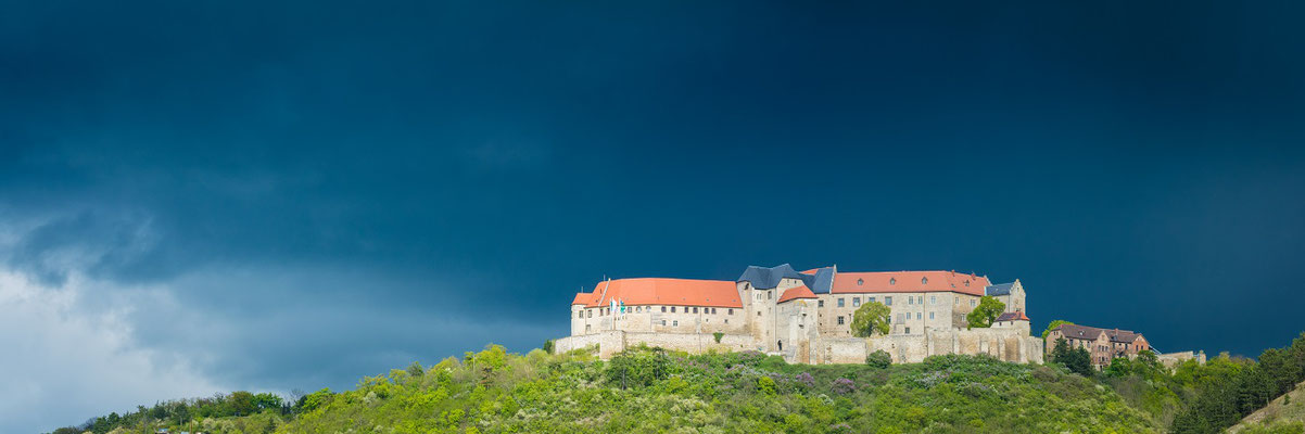 Schloss Neuenburg in Freyburg (Unstrut) unter einer Gewitterwolke - Panorama