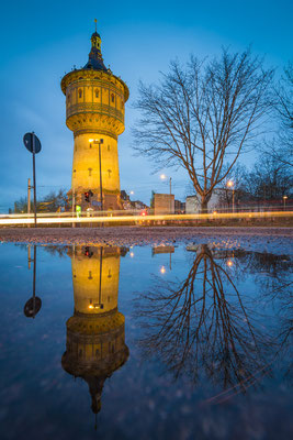 Wassertrum Nord spiegelt sich auf einer Pfütze