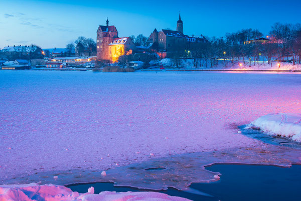 Süßer See unter Eisdecke mit Blick auf Schloss Seeburg
