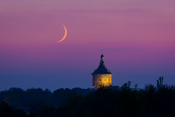 Mondsichel und Wasserturm Nord am Abend