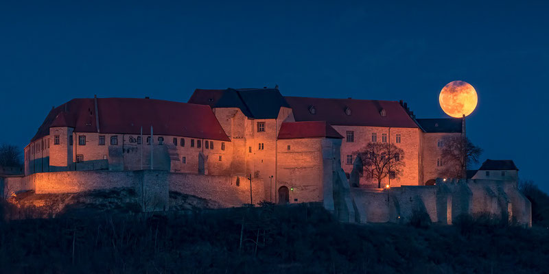 Vollmond über Schloss Neuenburg in Freyburg/Unstrut