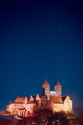 Schloss in Quedlinburg unter Sternen im Winter