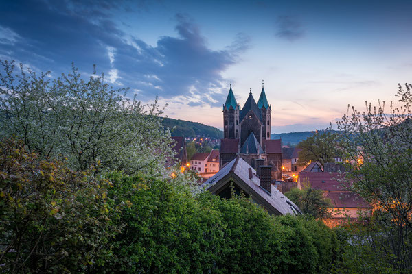 Marienkirche in Freyburg am Abend im Frühling