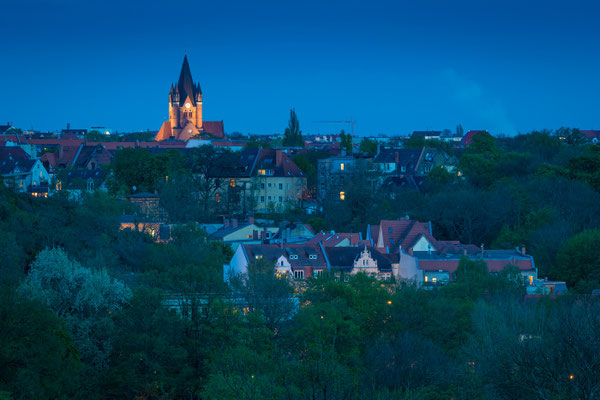 Blick zur Pauluskirche am Abend