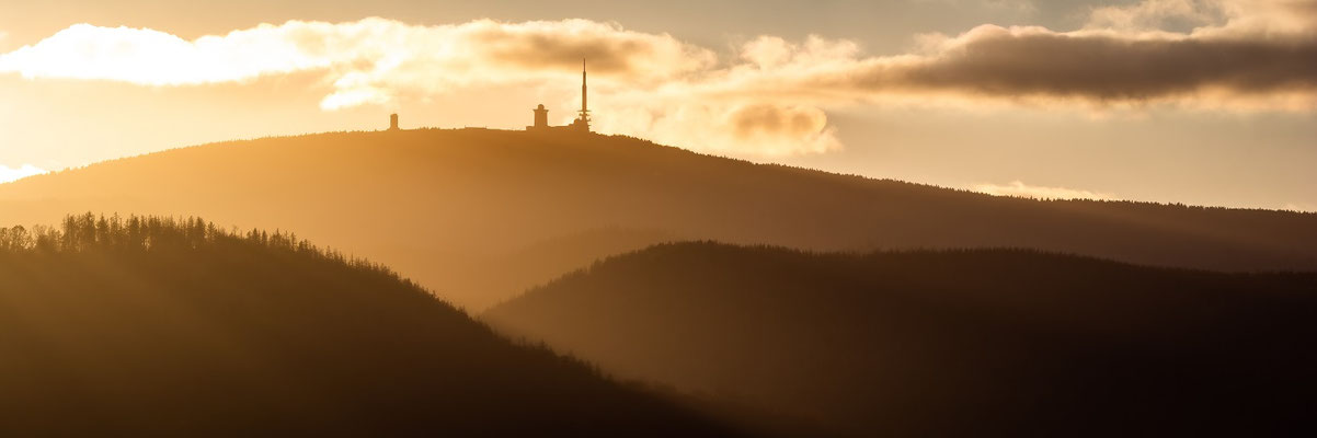 Panorama mit Brocken im Harz im Sonnenuntergang
